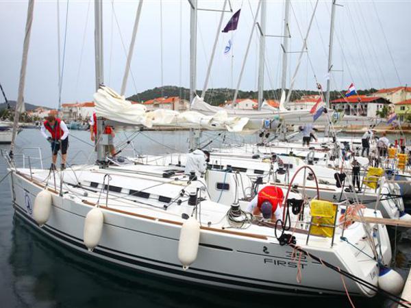 Book yachts online - sailboat - First 35 - Saggitarius - rent