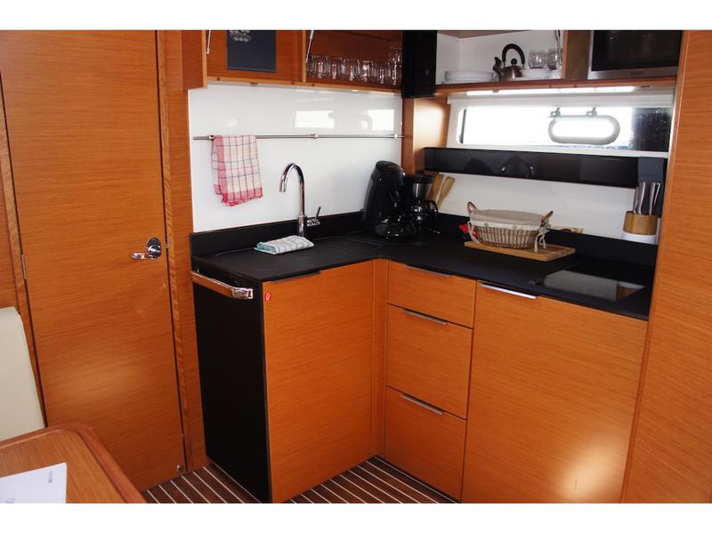 Book yachts online - motorboat - Bavaria 400 Coupe - SALUKA - rent