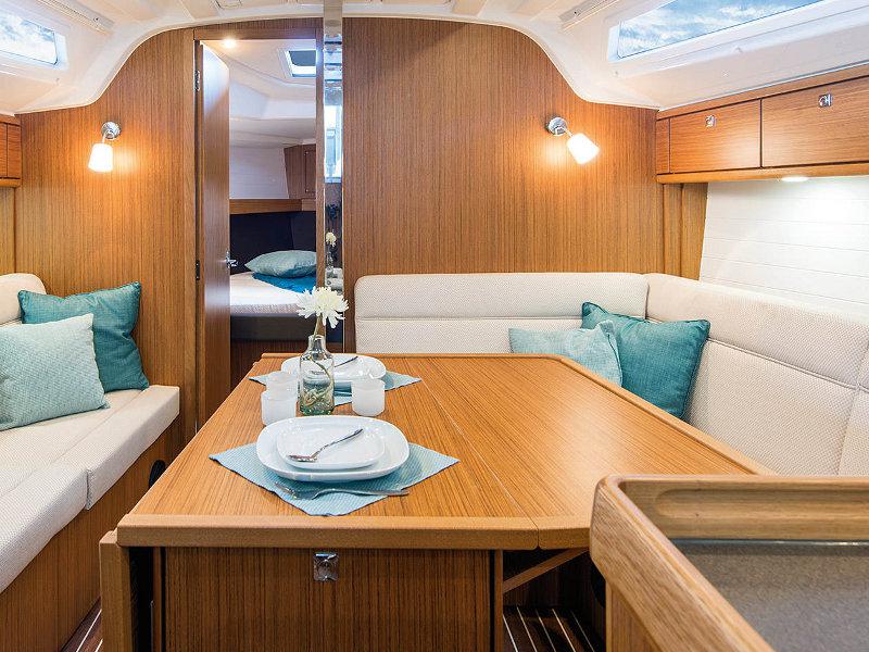 Book yachts online - sailboat - Bavaria Cruiser 37 - EC- 37C-14-CR - rent
