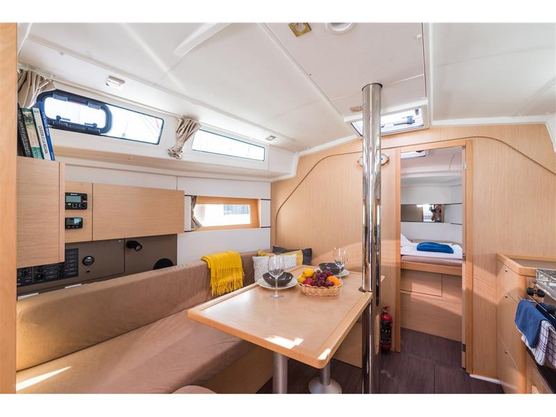 Book yachts online - sailboat - Oceanis 38.1 - LUCE - rent