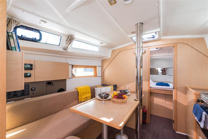 Book yachts online - sailboat - Oceanis 38 - RUSALKA - rent