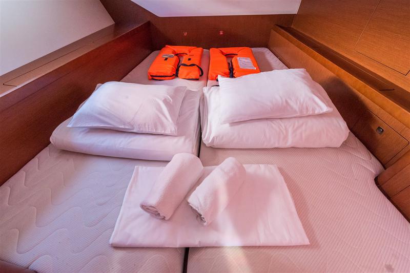 Book yachts online - sailboat - Oceanis 45 - FRESH EMOTION  - rent