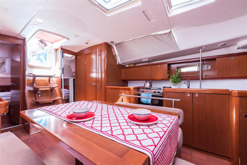 Book yachts online - sailboat - Oceanis 43 - SREBRNA II - rent