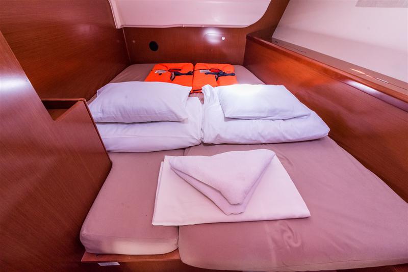 Book yachts online - sailboat - Oceanis 43 - SREBRNA II - rent