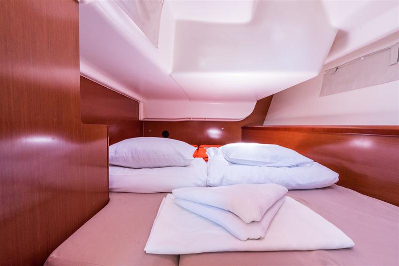 Book yachts online - sailboat - Oceanis 43 - SREBRNA II - rent