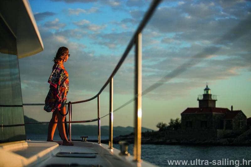 Book yachts online - powercatamaran - MY 37 - MY HOLIDAY- with AC and generator - rent