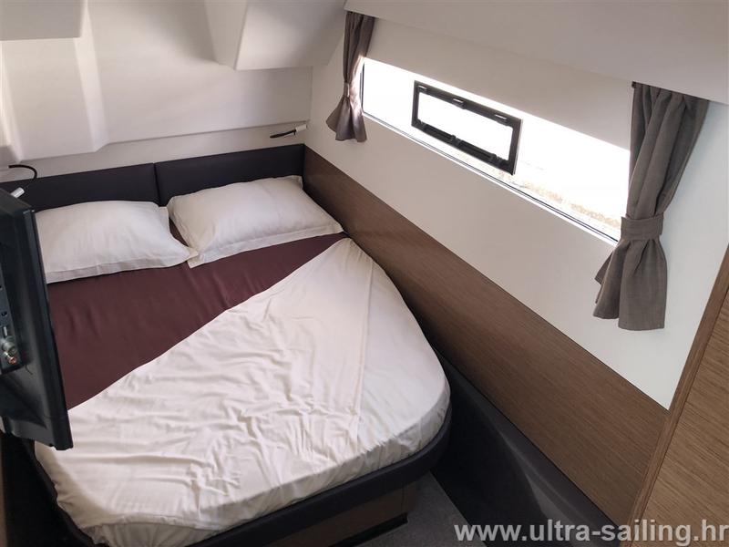 Book yachts online - powercatamaran - MY 37 - MY HOLIDAY- with AC and generator - rent