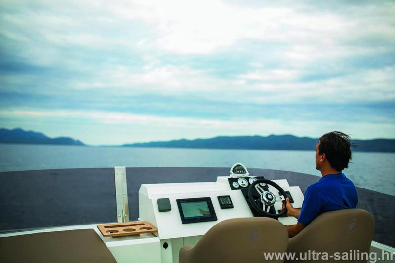 Book yachts online - powercatamaran - MY 37 - MY HOLIDAY- with AC and generator - rent