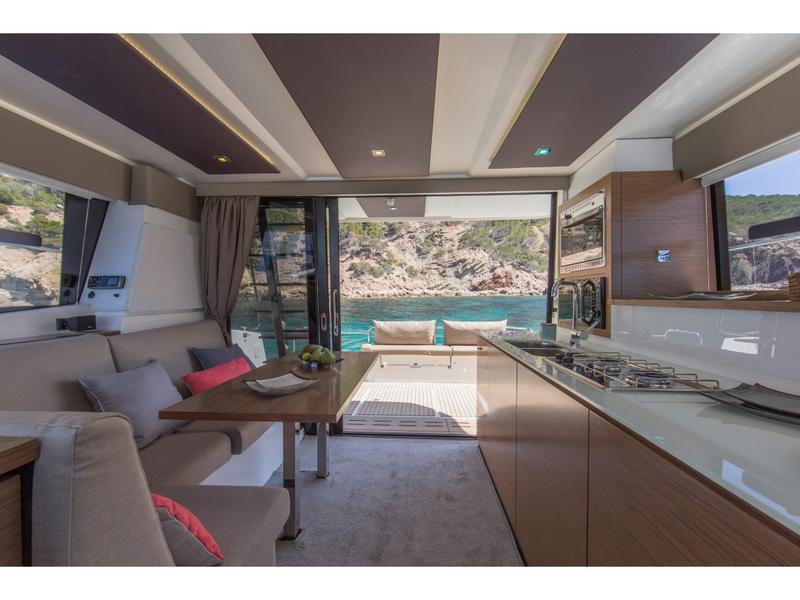 Book yachts online - powercatamaran - MY 37 - MY HOLIDAY- with AC and generator - rent