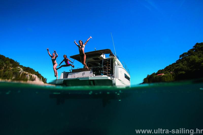 Book yachts online - powercatamaran - MY 37 - MY HOLIDAY- with AC and generator - rent