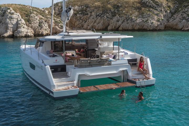 Book yachts online - catamaran - Astréa 42 - OCEAN RUNNER - AC and generator - rent