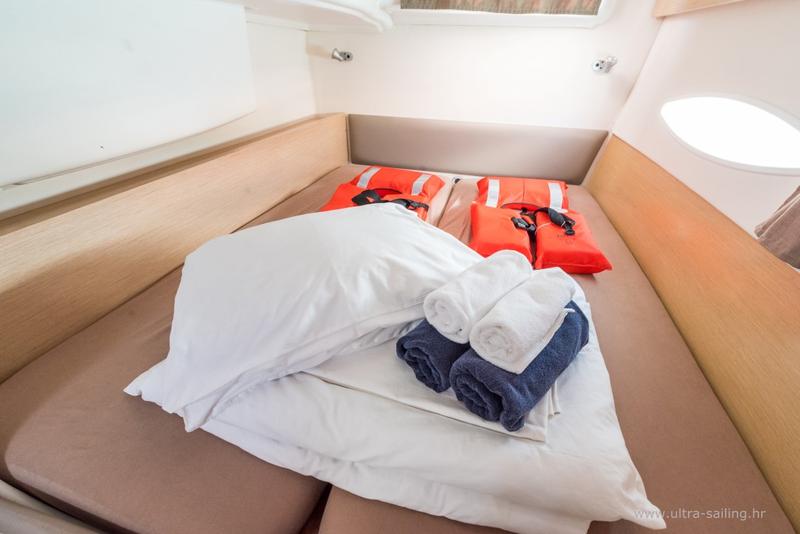 Book yachts online - catamaran - Lipari 41 - UNS INN - rent