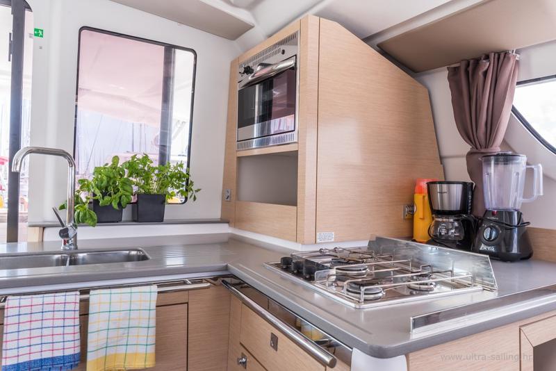 Book yachts online - catamaran - Lipari 41 - UNS INN - rent