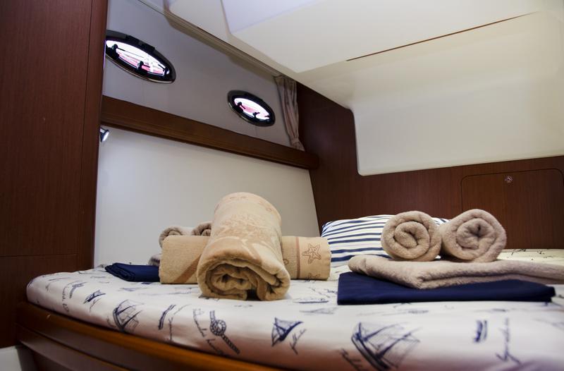 Book yachts online - motorboat - Antares 42 (2014) - ROKO V - rent