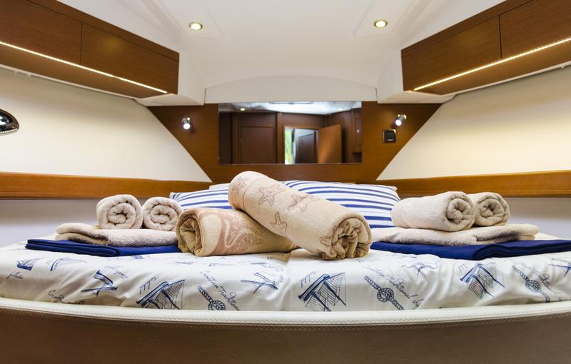 Book yachts online - motorboat - Antares 42 (2014) - ROKO V - rent