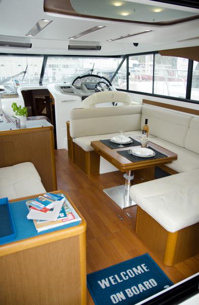 Book yachts online - motorboat - Antares 42 (2014) - ROKO V - rent