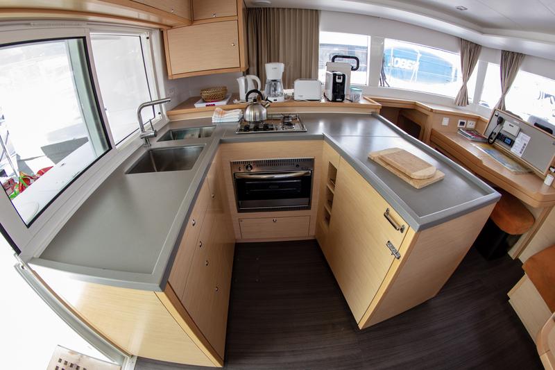 Book yachts online - catamaran - Lagoon 450 F (2016) equipped with generator, A/C (saloon+cabins), ice maker - SMILE I - rent