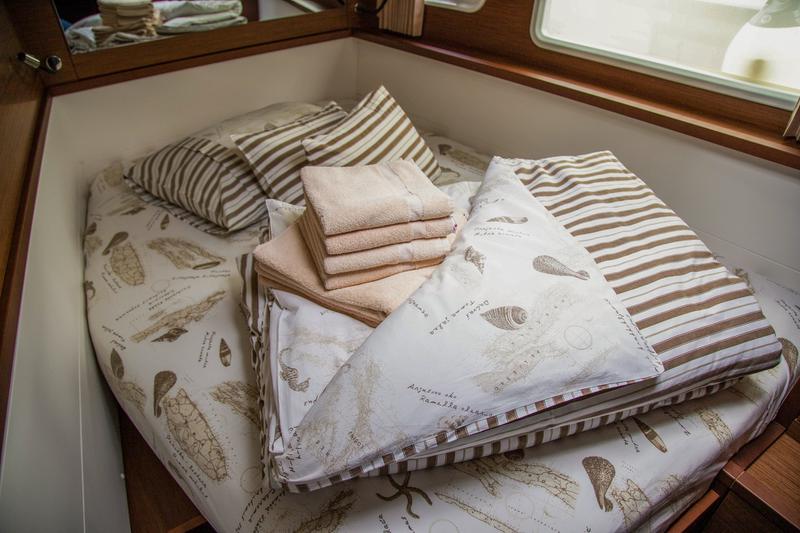 Book yachts online - catamaran - Lagoon 450 F (2019) ANJA equipped with generator, A/C (saloon+cabins), water maker, washer/dryer, dishwasher, microwave oven - ANJA I - rent