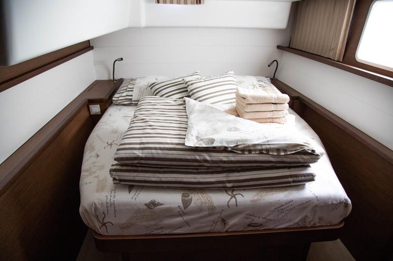 Book yachts online - catamaran - Lagoon 450 F (2019) ANJA equipped with generator, A/C (saloon+cabins), water maker, washer/dryer, dishwasher, microwave oven - ANJA I - rent