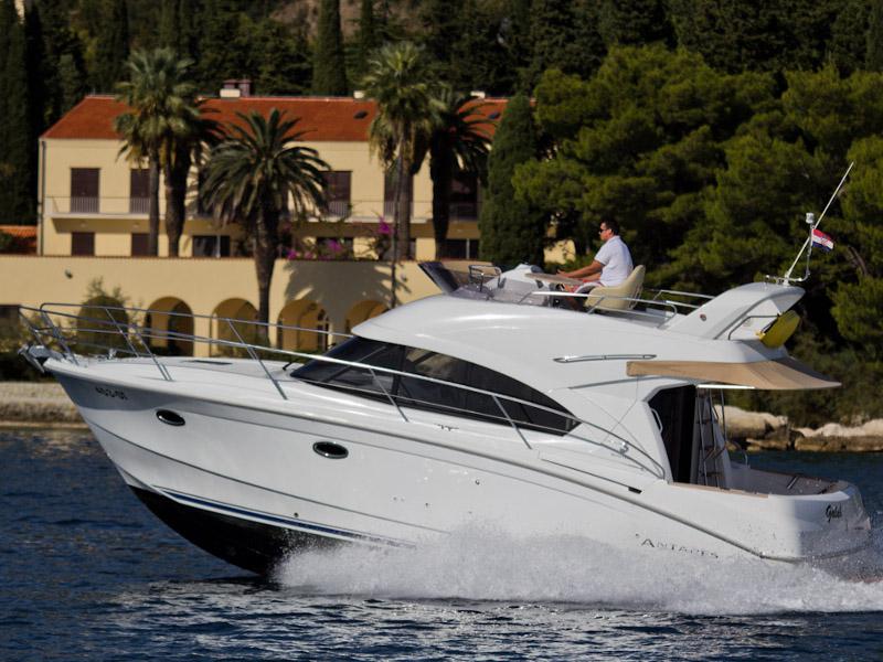 Book yachts online - motorboat - Antares 36 (2011) - GALEB - rent