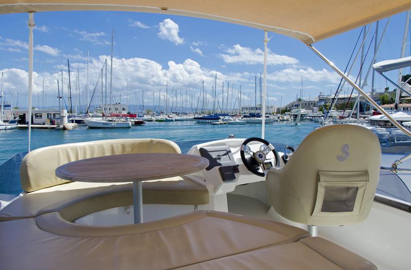 Book yachts online - motorboat - Antares 36 (2011) - GALEB - rent