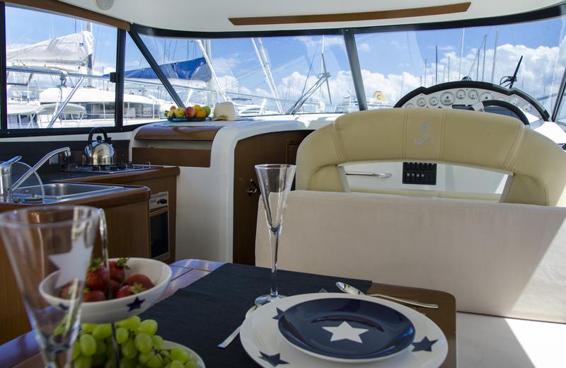 Book yachts online - motorboat - Antares 36 (2011) - GALEB - rent
