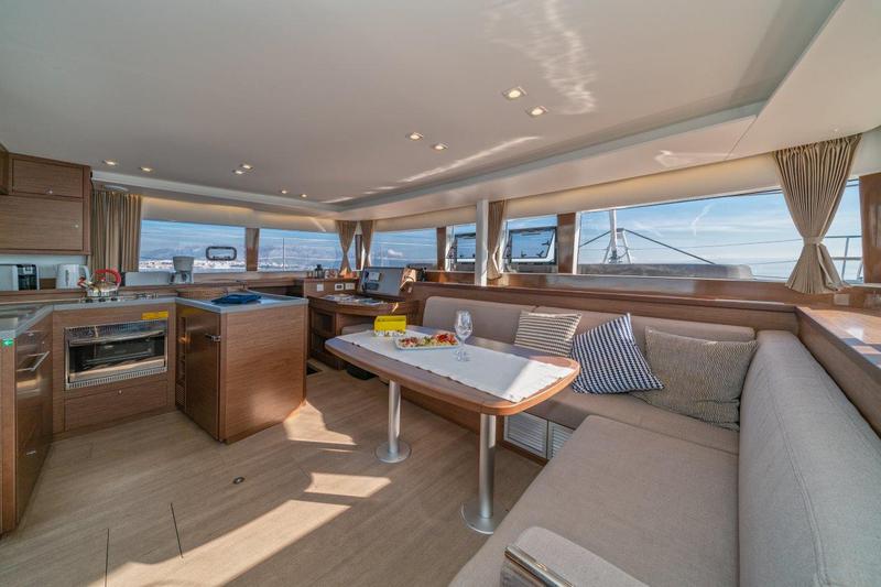 Book yachts online - catamaran - Lagoon 450 Sport LUX equipped with generator, A/C (saloon+cabins), ice maker, dishwasher, 2 S.U.P., underwater lights - PRINCESS SOFIA - rent