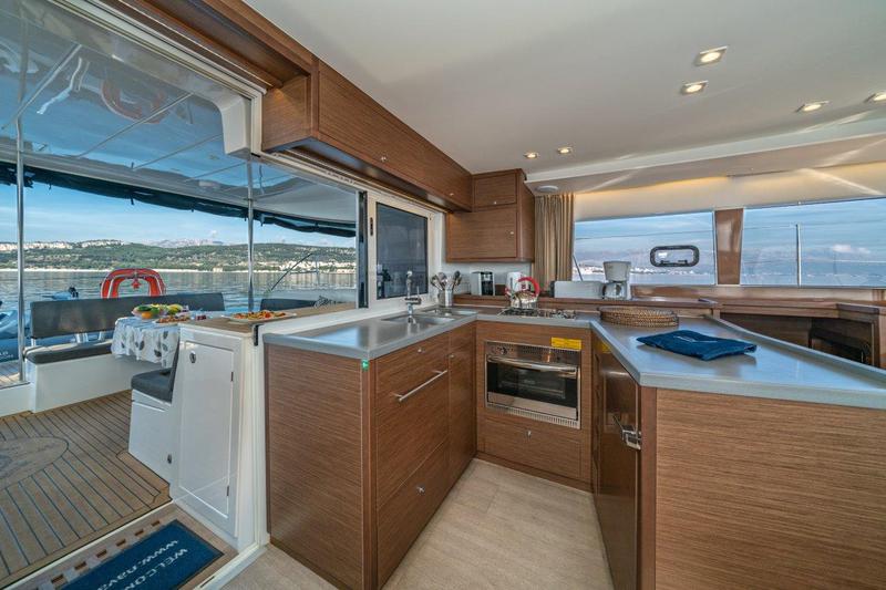 Book yachts online - catamaran - Lagoon 450 Sport LUX equipped with generator, A/C (saloon+cabins), ice maker, dishwasher, 2 S.U.P., underwater lights - PRINCESS SOFIA - rent