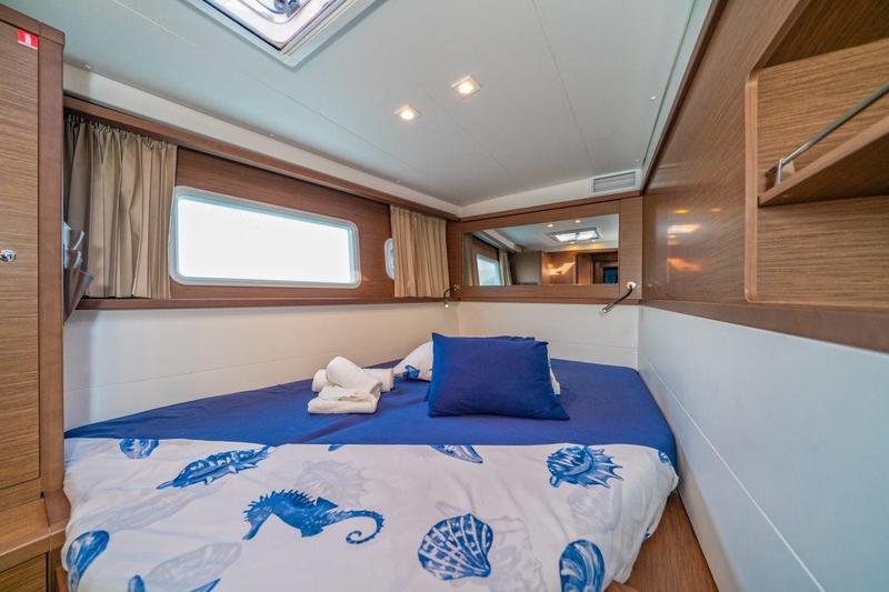 Book yachts online - catamaran - Lagoon 450 Sport LUX equipped with generator, A/C (saloon+cabins), ice maker, dishwasher, 2 S.U.P., underwater lights - PRINCESS SOFIA - rent