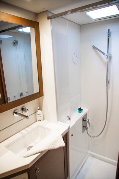 Book yachts online - catamaran - Lagoon 450 Sport (2019) equipped with generator, A/C (saloon+cabins), dishwasher - VJERA - rent