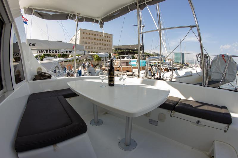 Book yachts online - catamaran - Lagoon 380 (2015) - MINI - rent