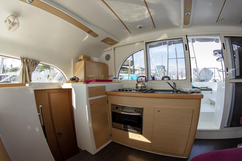 Book yachts online - catamaran - Lagoon 380 (2015) - MINI - rent