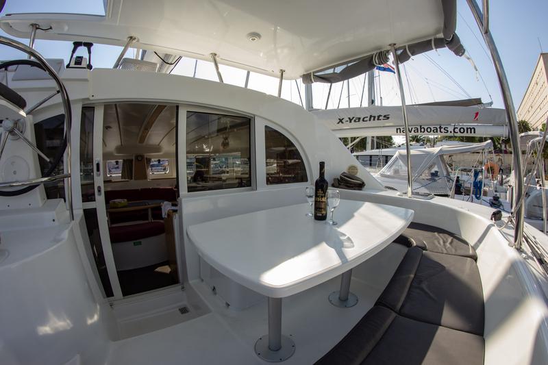 Book yachts online - catamaran - Lagoon 380 (2015) - MINI - rent