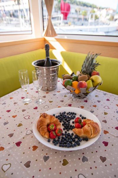 Book yachts online - catamaran - Lagoon 42 (2018) equipped with generator, A/C (saloon+cabins), water maker, bow thruster - ALMA SOFIA - rent