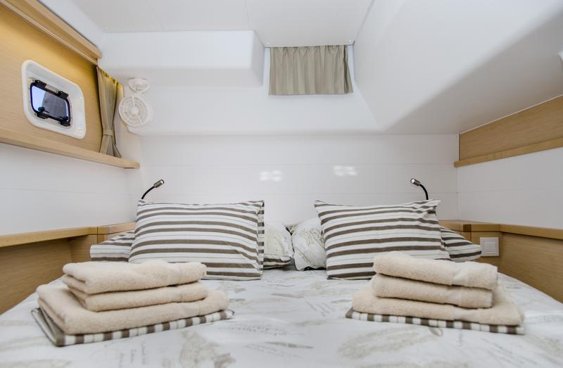 Book yachts online - catamaran - Lagoon 450 F (2016)equipped with generator, A/C (saloon+cabins), ice maker, dishwasher,water maker, microwave oven,  2 S.U.P., underwater lights, bow thruster - PRINCESS IVA - rent