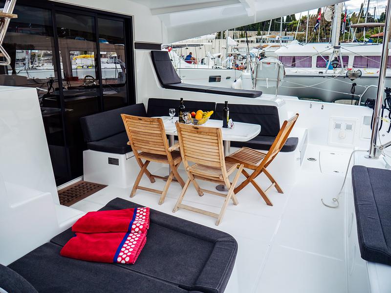 Book yachts online - catamaran - Lagoon 42 (2017) equipped with generator, A/C (saloon+cabins) - LEGGIERO - rent