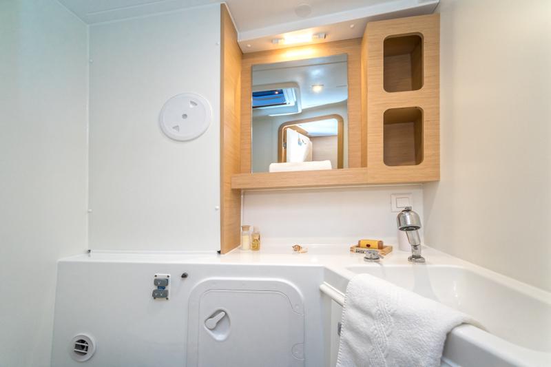 Book yachts online - catamaran - Lagoon 42 (2017) MALA KATE equipped with generator, A/C (saloon) - MALA KATE - rent