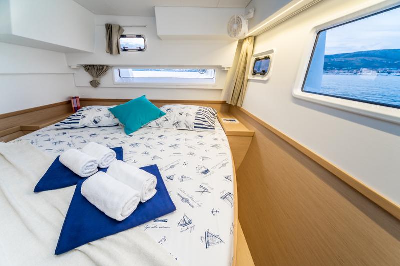 Book yachts online - catamaran - Lagoon 42 (2017) MALA KATE equipped with generator, A/C (saloon) - MALA KATE - rent