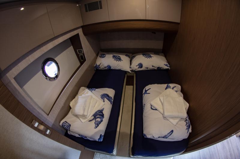 Book yachts online - motorboat - Gran Turismo 50 Fly (2018) - ADEL - rent