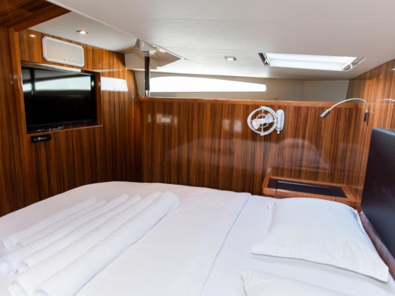 Book yachts online - catamaran - Aquila 44 Power catamaran - Adriatic Z - rent