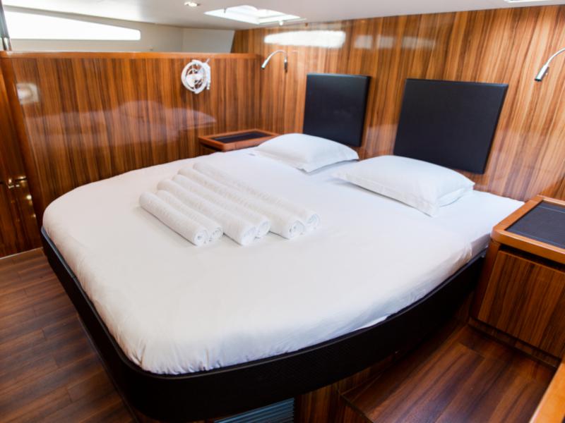 Book yachts online - catamaran - Aquila 44 Power catamaran - Adriatic Z - rent