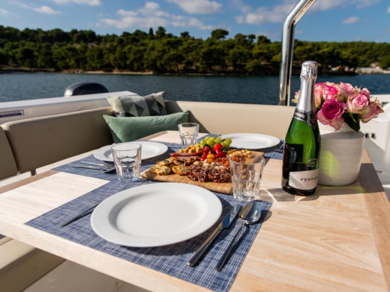 Book yachts online - catamaran - Aquila 44 Power catamaran - Adriatic Z - rent