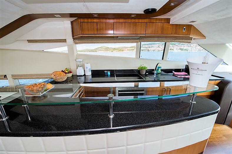 Book yachts online - motorboat - Galeon 640 Fly - Le Chiffre - rent