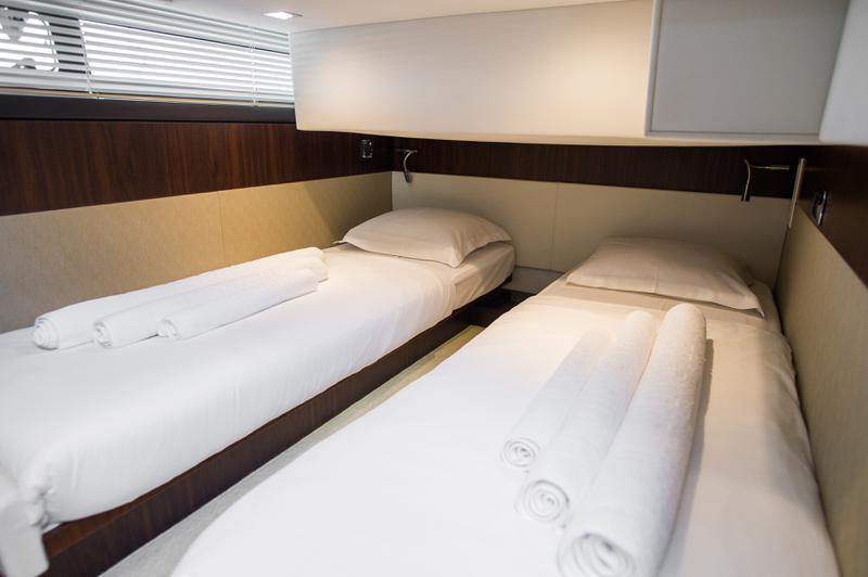 Book yachts online - motorboat - Fairline Squadron 42 - Solitaire - rent