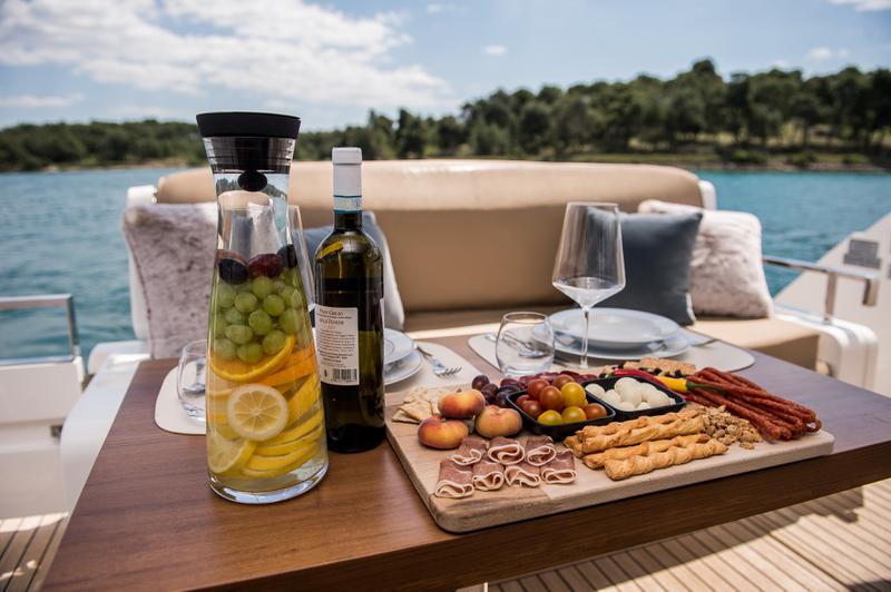 Book yachts online - motorboat - Fairline Squadron 42 - Solitaire - rent