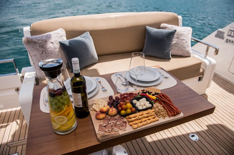 Book yachts online - motorboat - Fairline Squadron 42 - Solitaire - rent