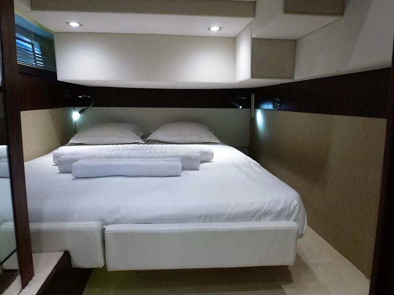 Book yachts online - motorboat - Fairline Squadron 42 - Solitaire - rent