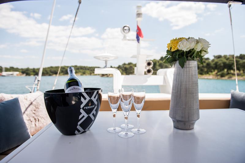 Book yachts online - motorboat - Fairline Squadron 42 - Solitaire - rent