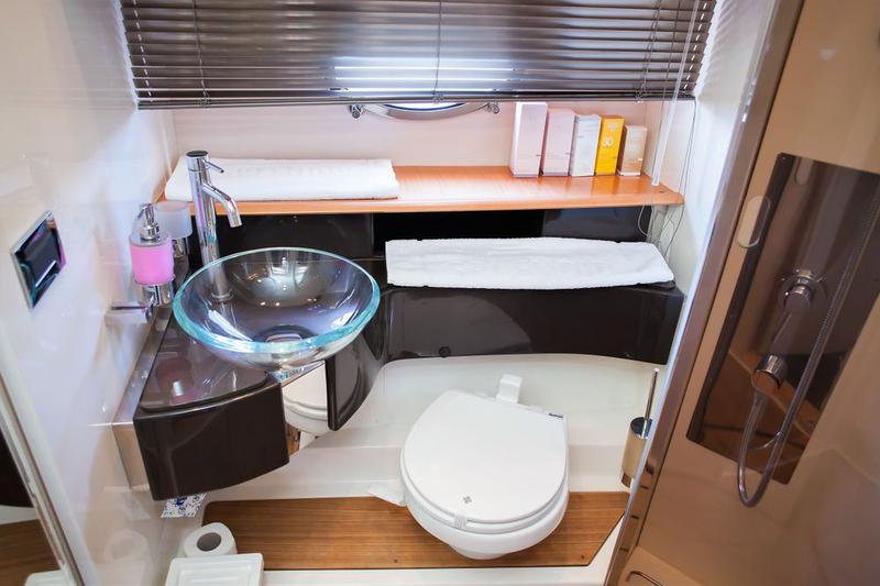 Book yachts online - motorboat - Azimut Atlantis 54 - Moonraker - rent