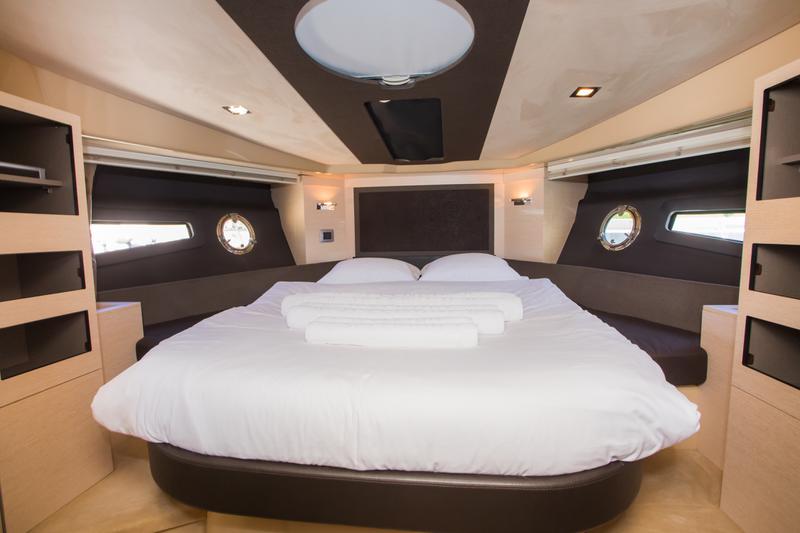 Book yachts online - motorboat - Cranchi M44 HT - Fellow II - rent